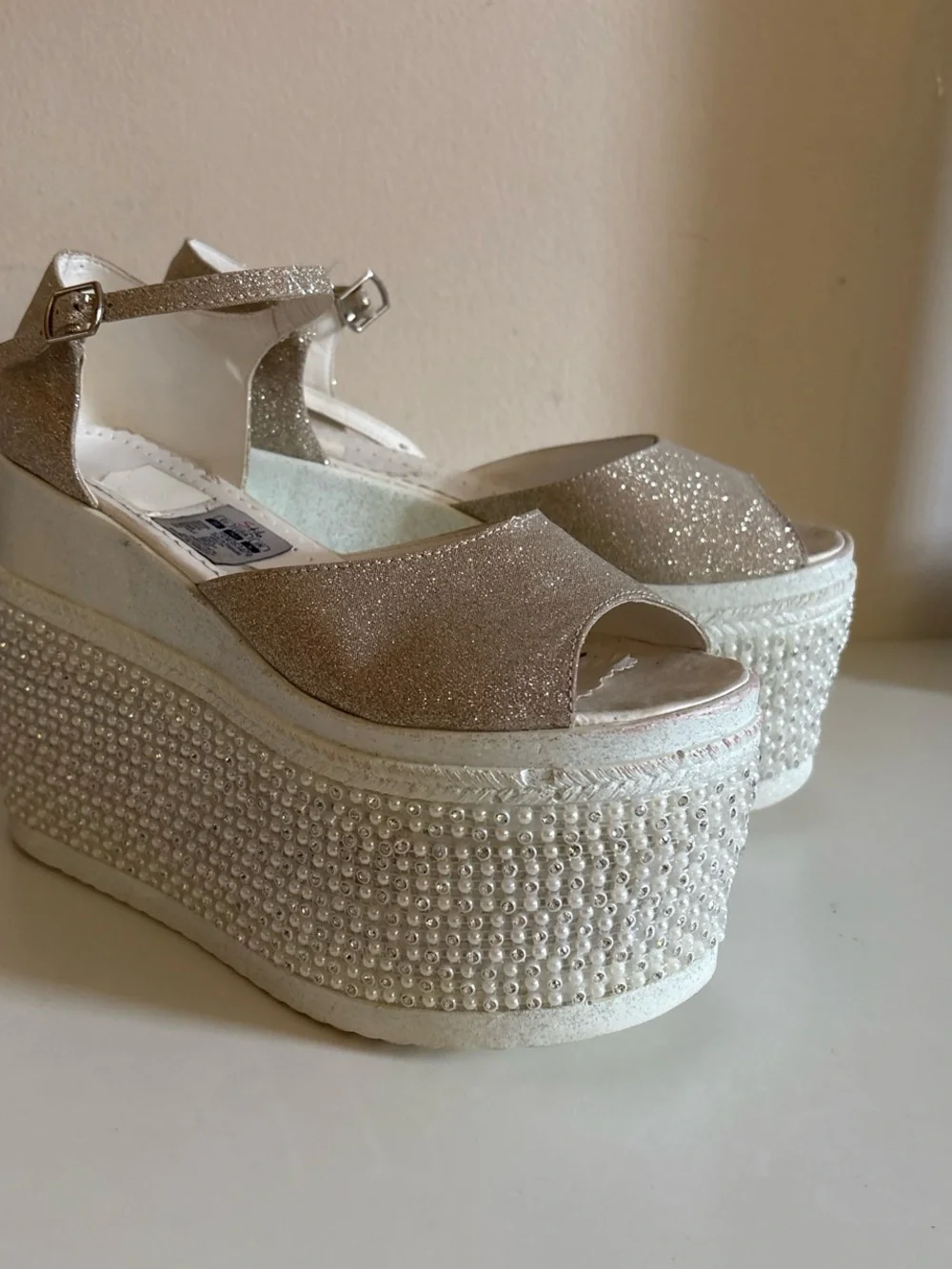 N/A white sparkly