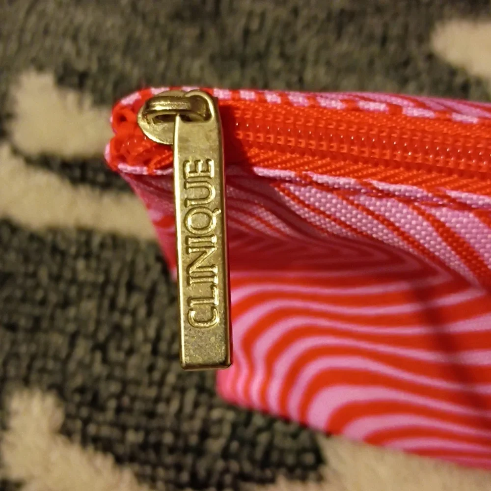Clinique compact zip