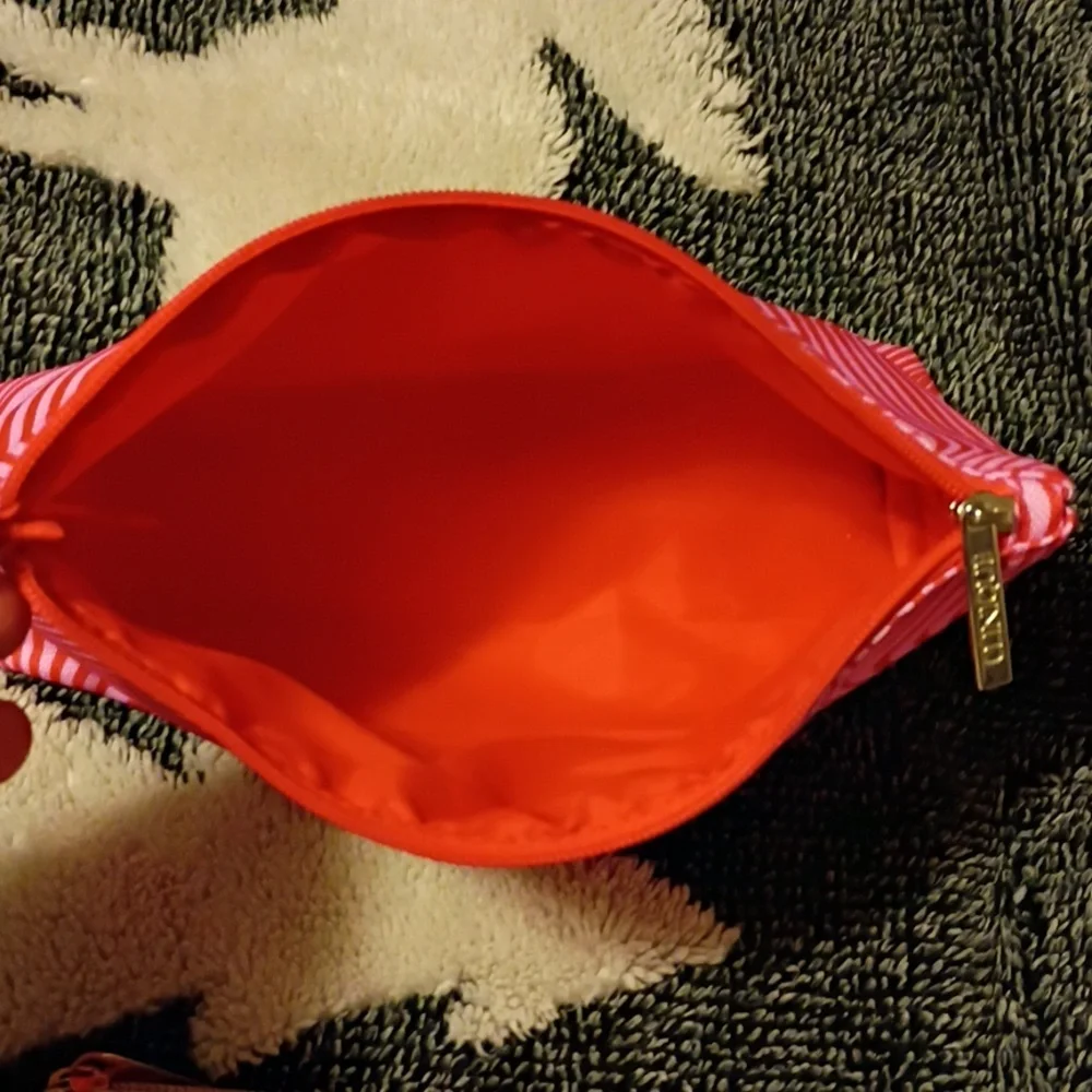 Clinique compact zip