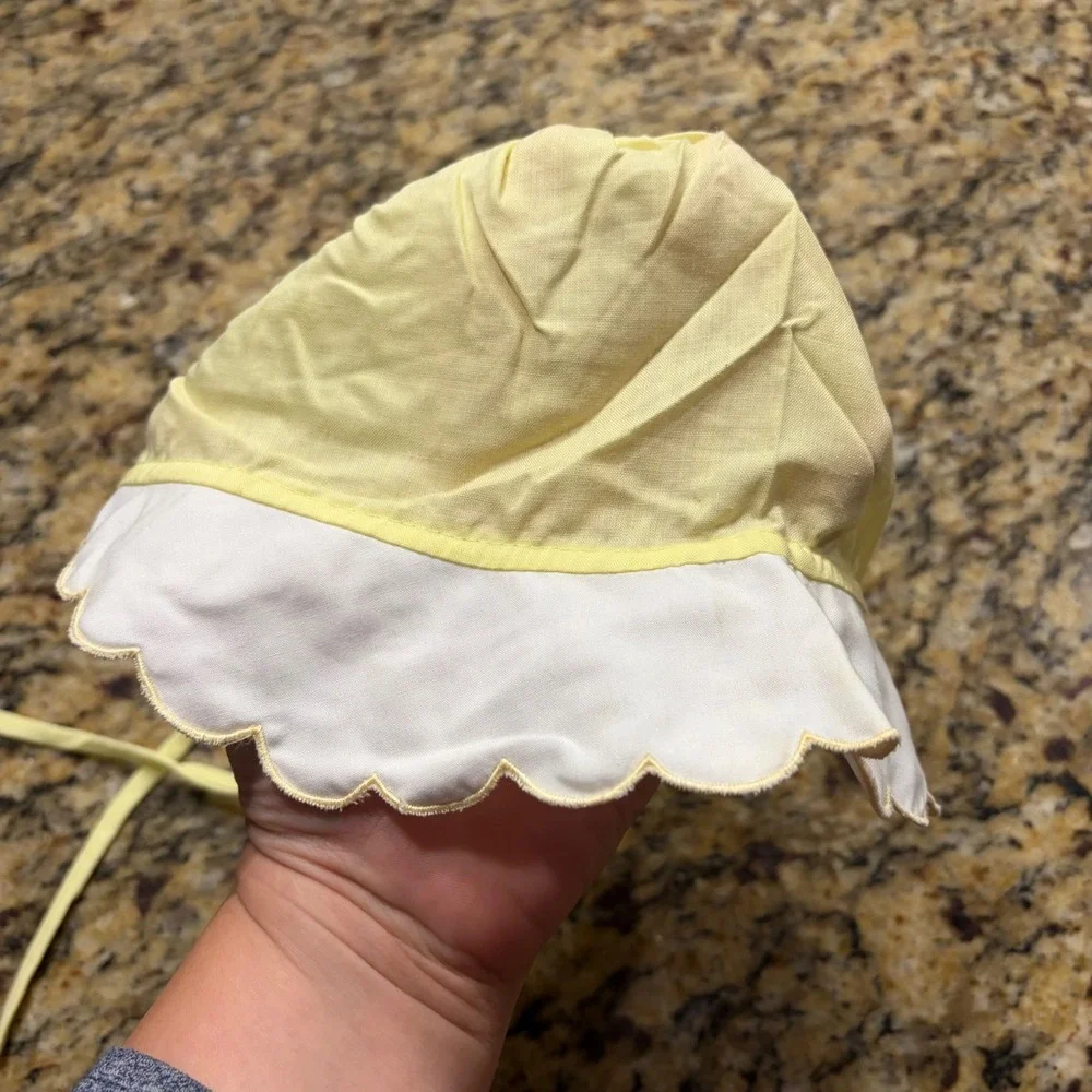 Vintage Baby Sun Bonnet Pale Yellow White Scalloped Brim 6-9 Months Chin Strap