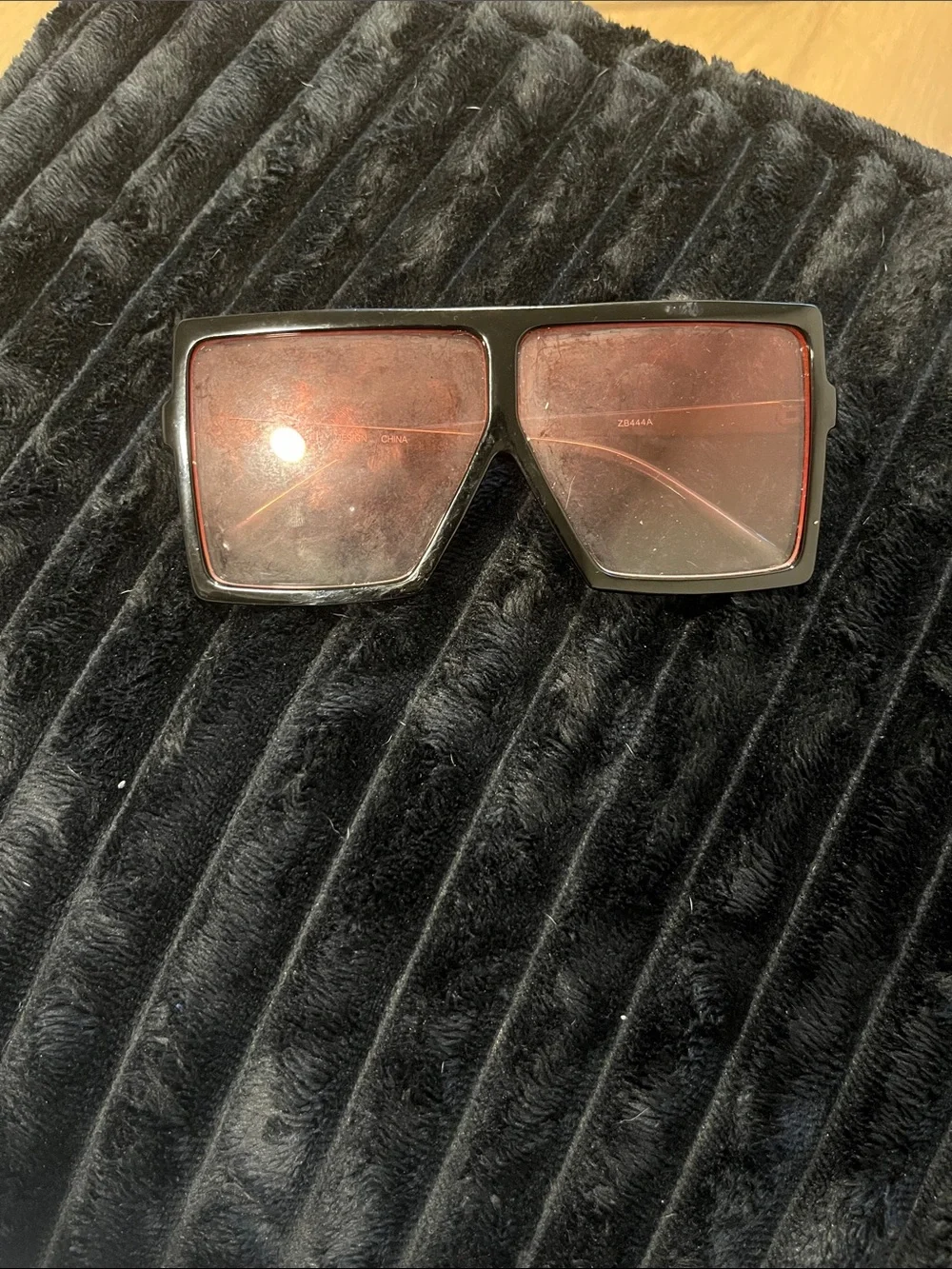 Oversized Black Frame Sunglasses with Rose-Tinted Lenses