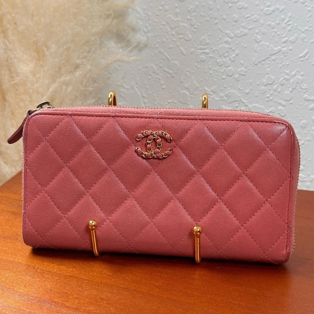 CHANEL authentic 19