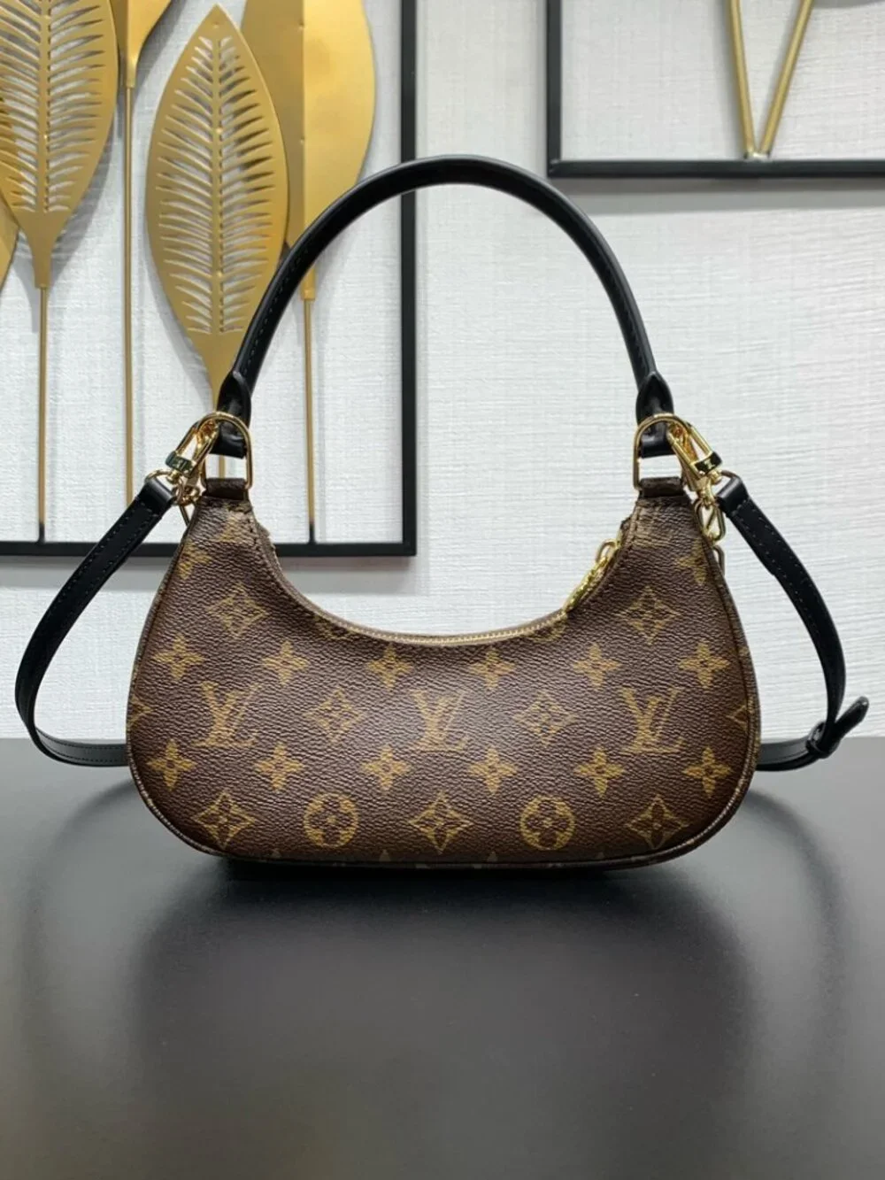 Louis Vuitton. dimensions 24