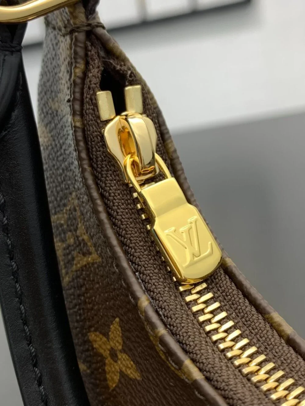 Louis Vuitton. dimensions 24