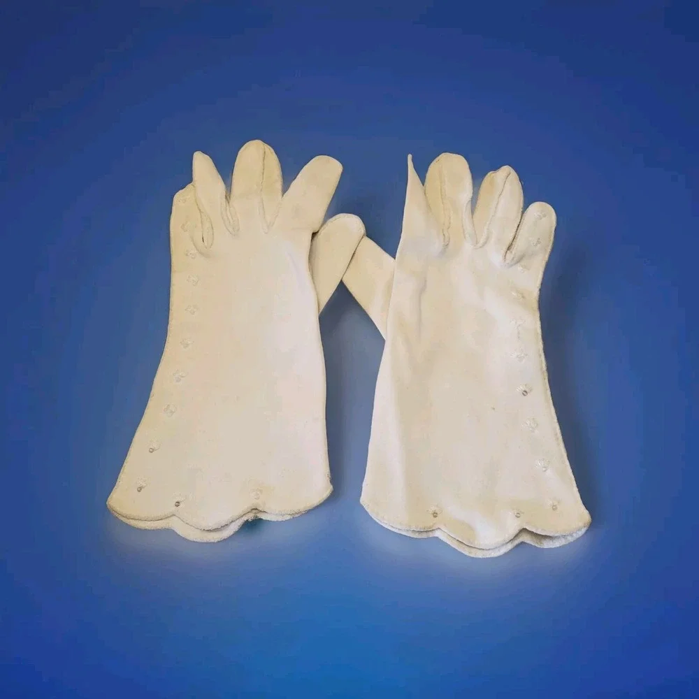 Vintage 1950s American Cotton Scalloped Ladies‎ Gloves With Eyelets. Ivory Color