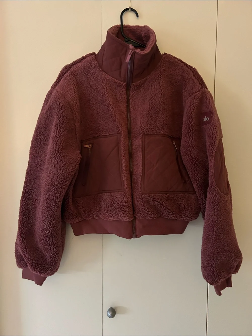 ALO Yoga color burgundy