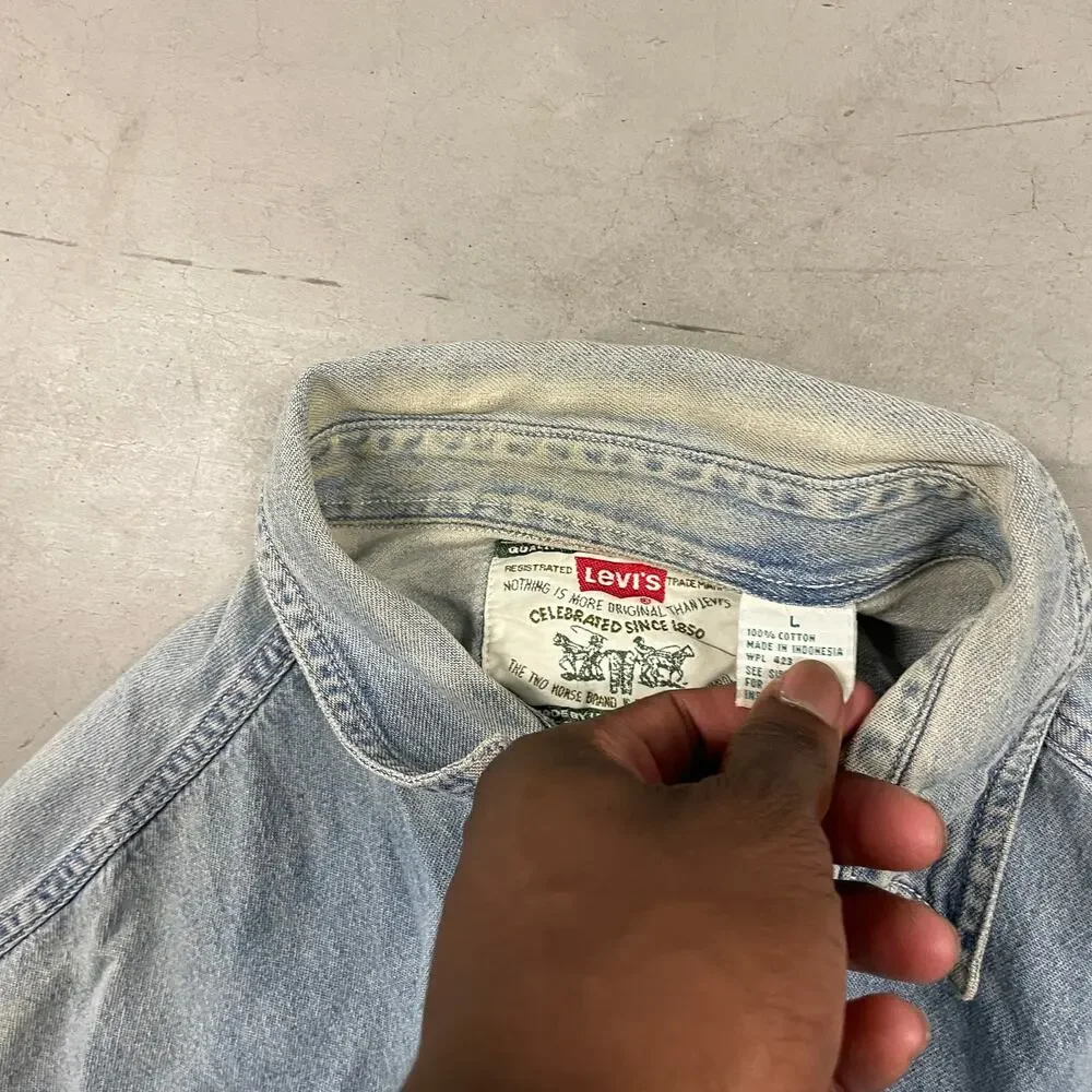 Levis 90s distressed