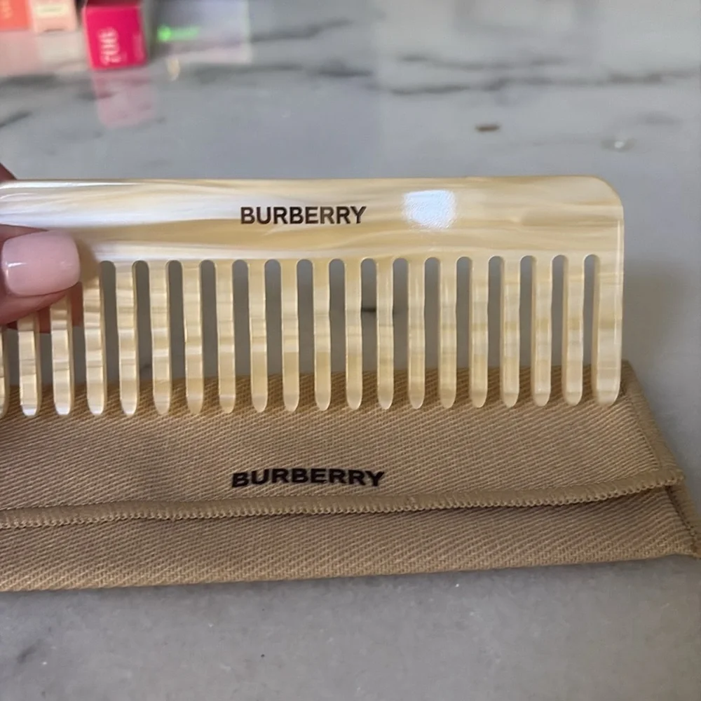 Burberry pearl comb
