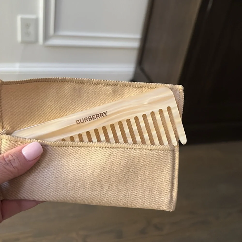 Burberry pearl comb