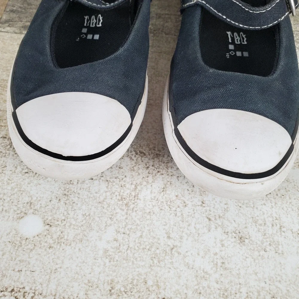 Converse worn blue