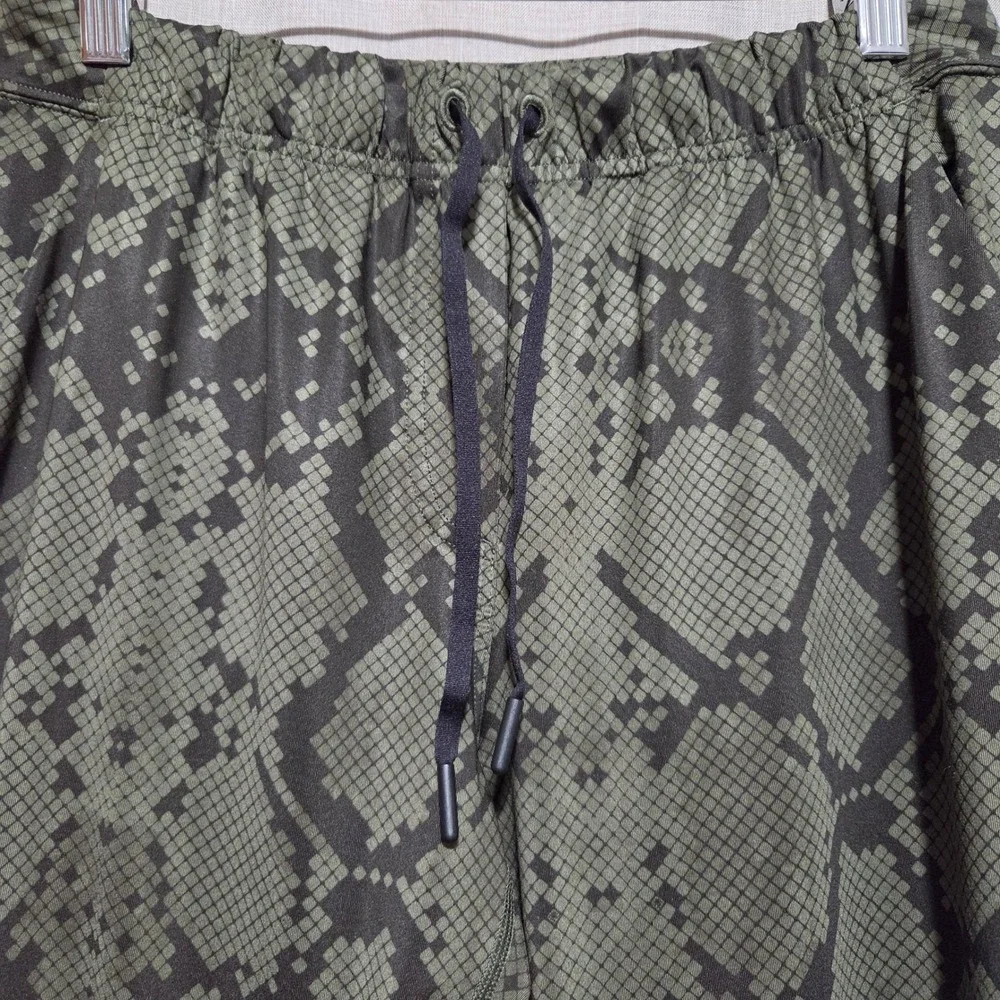 Lululemon Street To Studio Pant II 4 Green Snakeskin Pixelated Jogger Crop 7/8