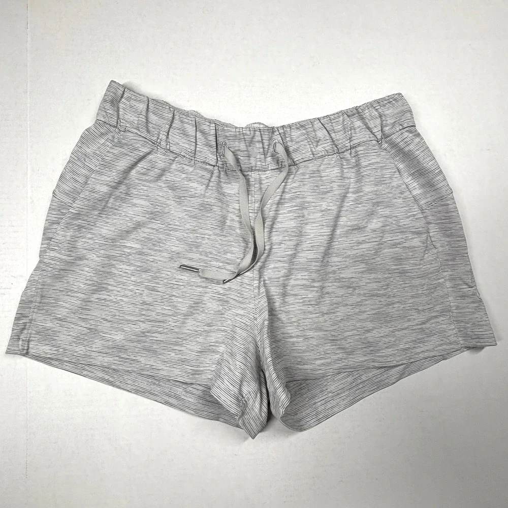Lululemon On the Fly Women 8 Short Gray 2.5 Wee Are From Space Nimbus Battleship
