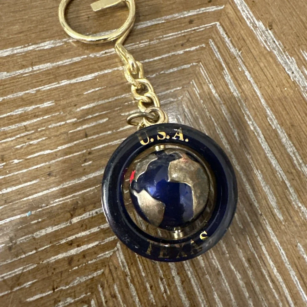 TEXAS USA GLOBE  METAL KEYCHAIN  BLUE/GOLD  TONE‎