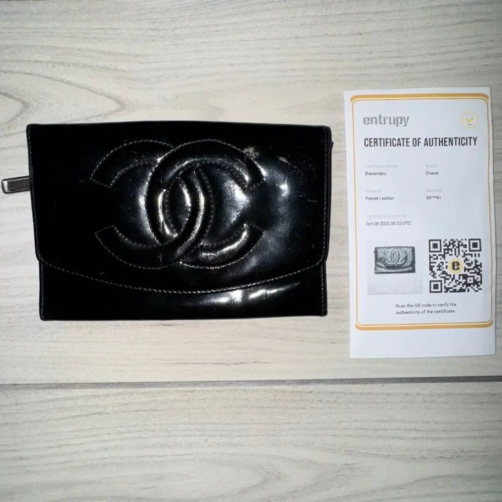 vintage Chanel black patent leather CC logo wallet/clutch   Comes with Authentic