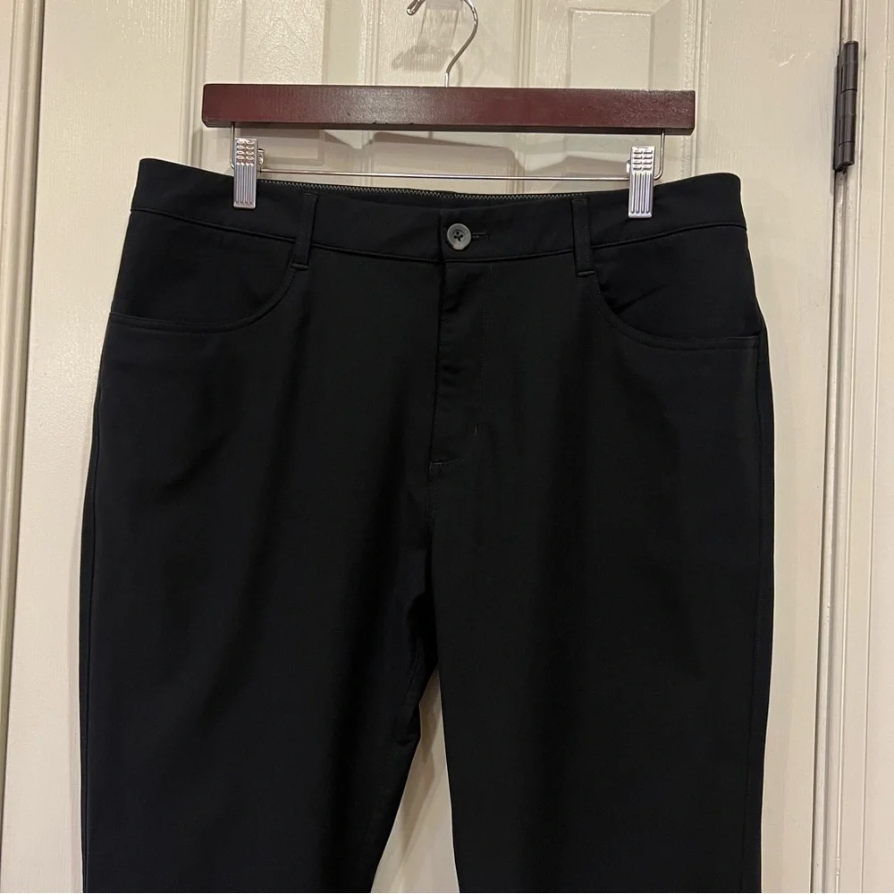 NEW Vuori Meta Pant Men’s 34 Black Athletic Slim Pants V430