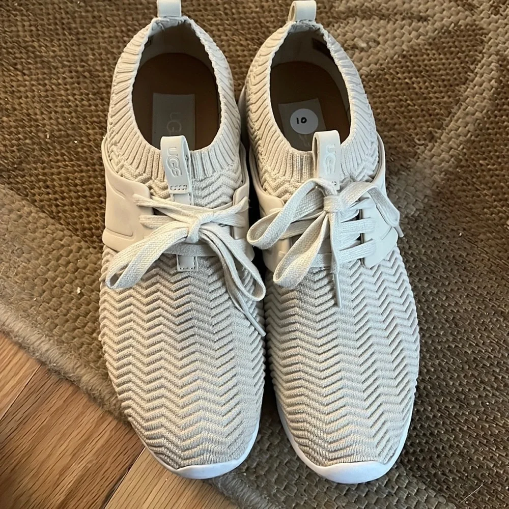 UGG here pair