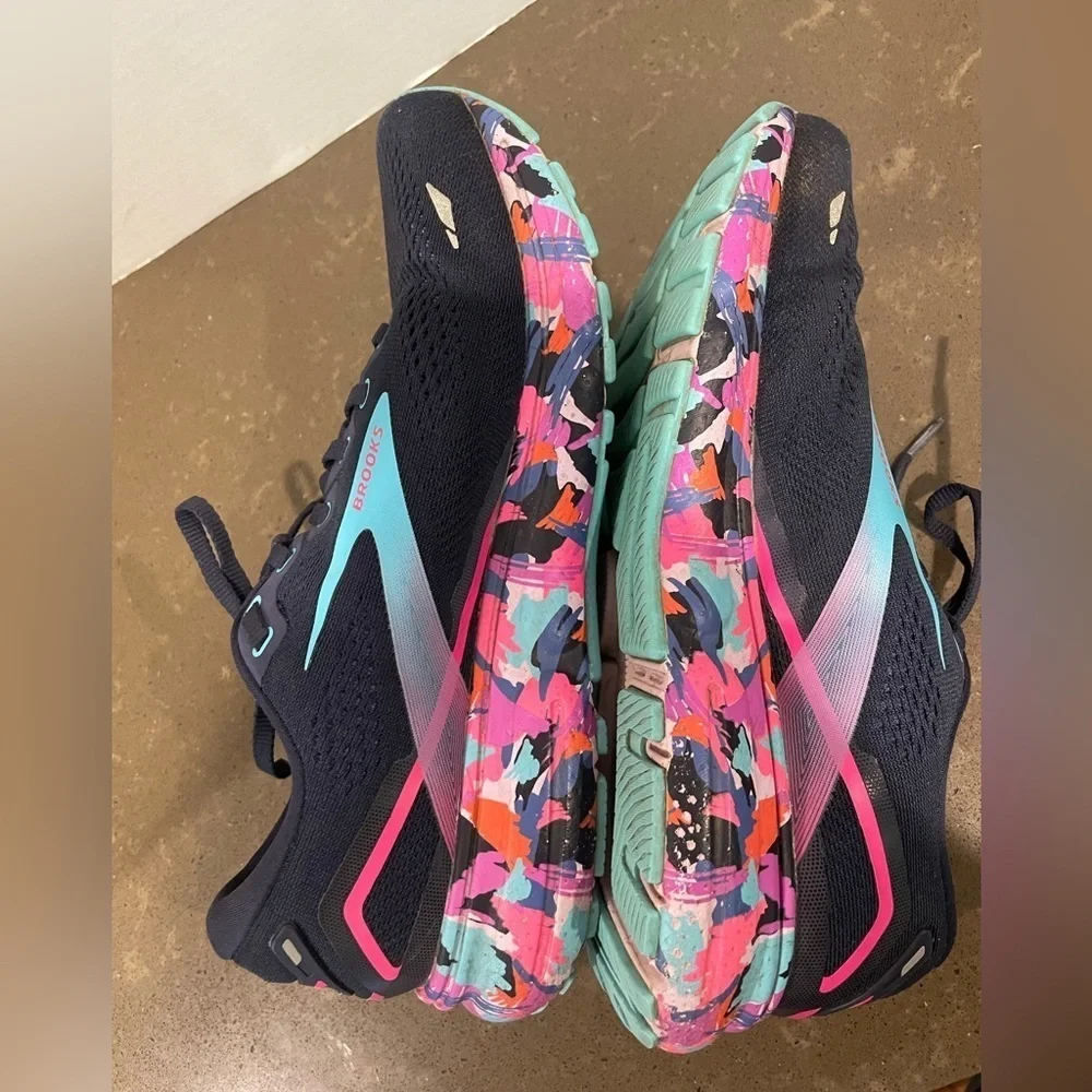 Brooks sleek black