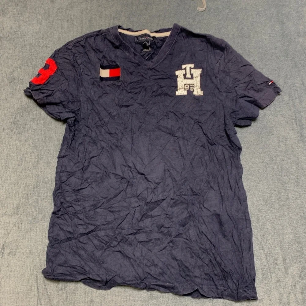 Tommy Hilfiger T Shirt Mens Medium Navy Blue V-Neck Embroidered Flag Classic