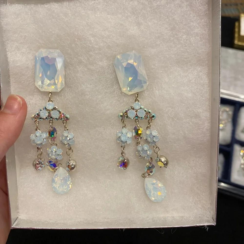 N/A sparkling opalescent