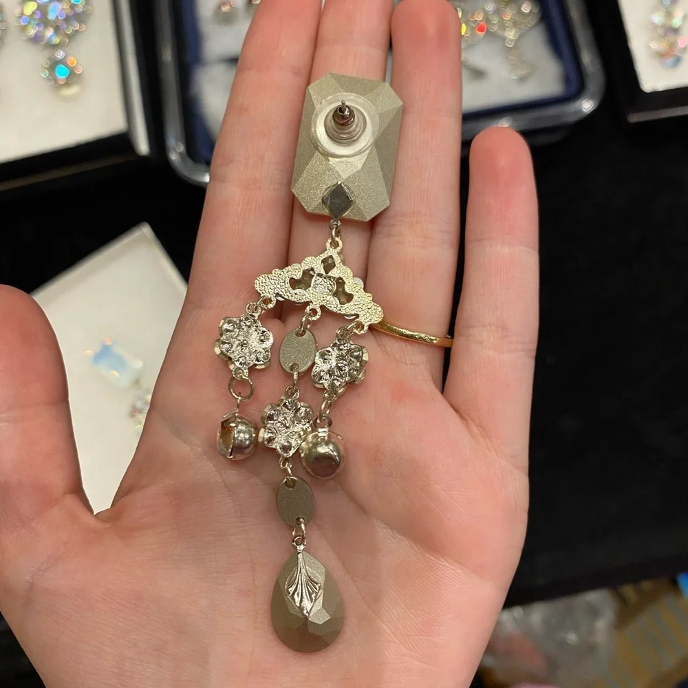 N/A sparkling opalescent