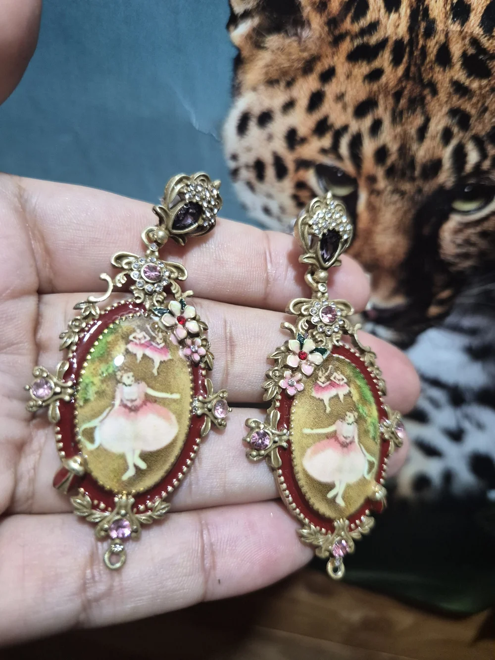 The Unbranded Brand elegant gold