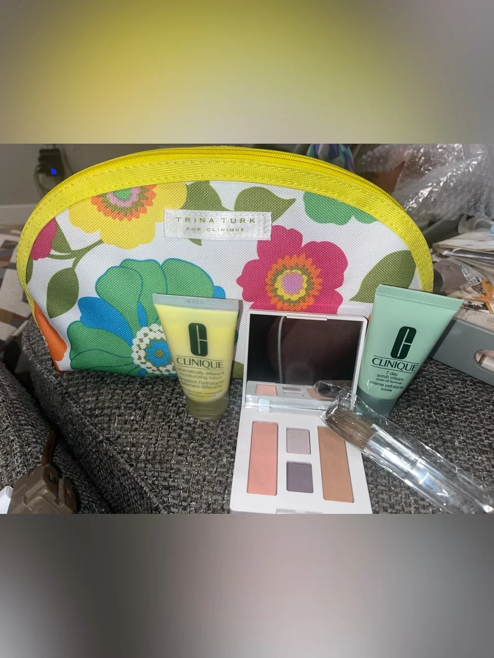 New Clinique 4 Piece w/Trina Turk Pouch