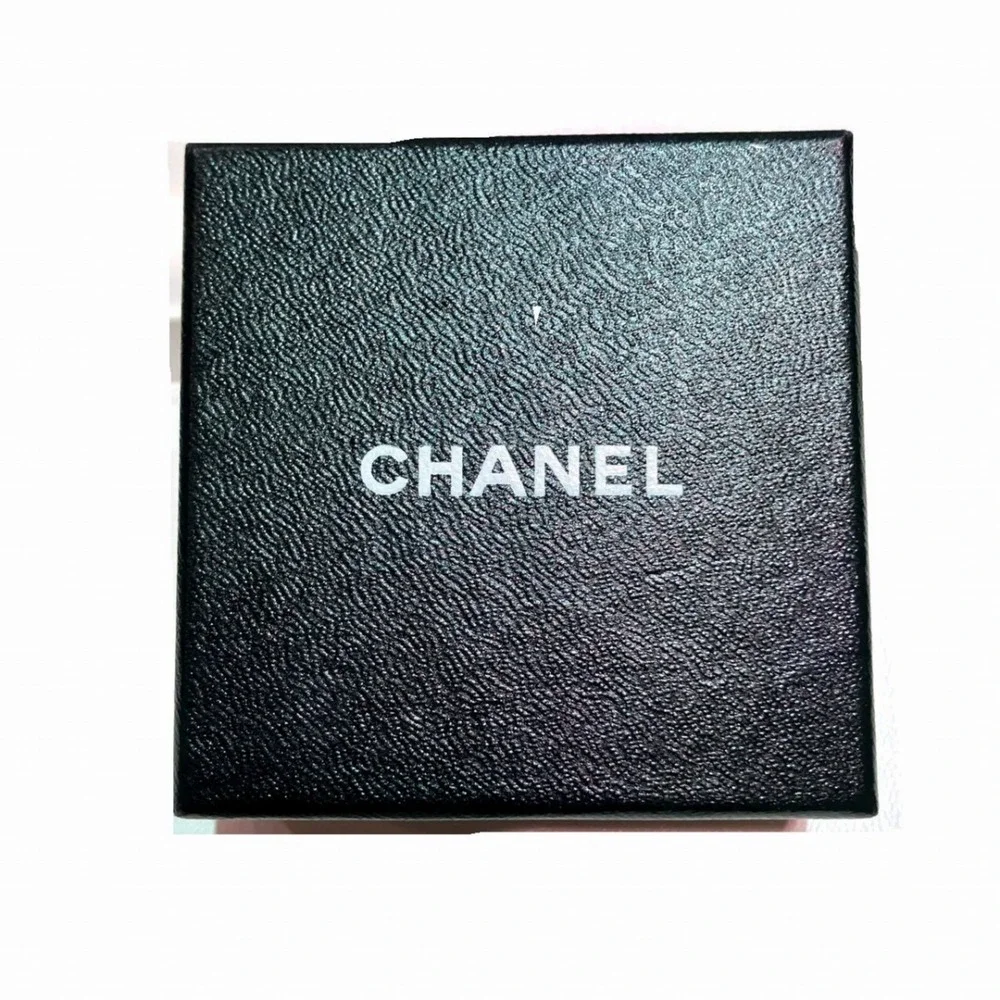 CHANEL gold pearl