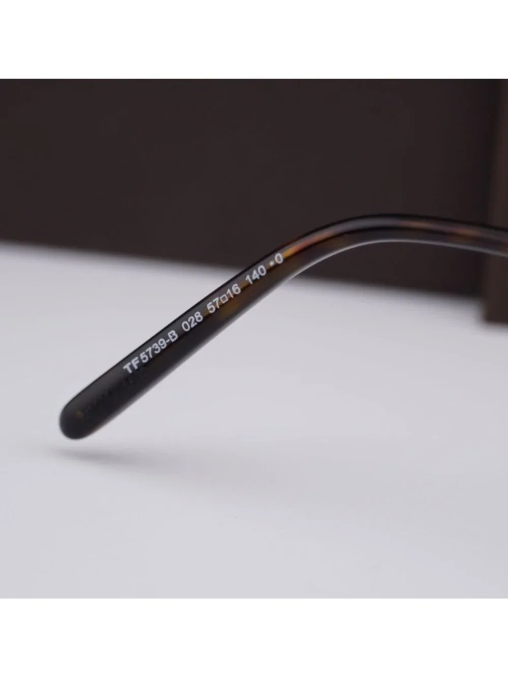 Tom Ford model ft5739