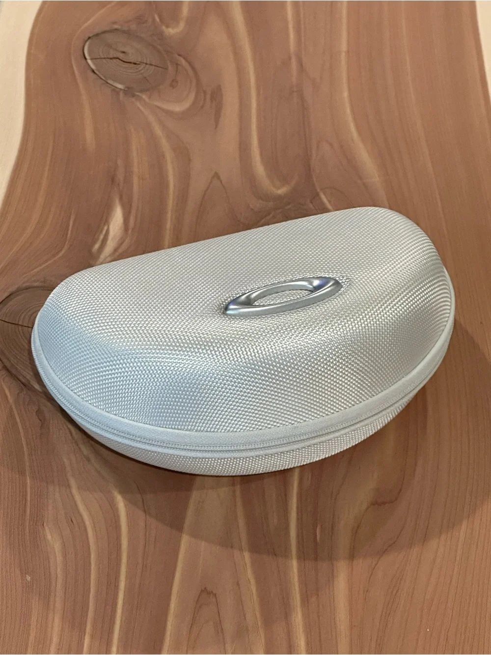 NWT Oakley White Soft Vault Textured Hard Sunglasses Case, Silver Oakley Logo