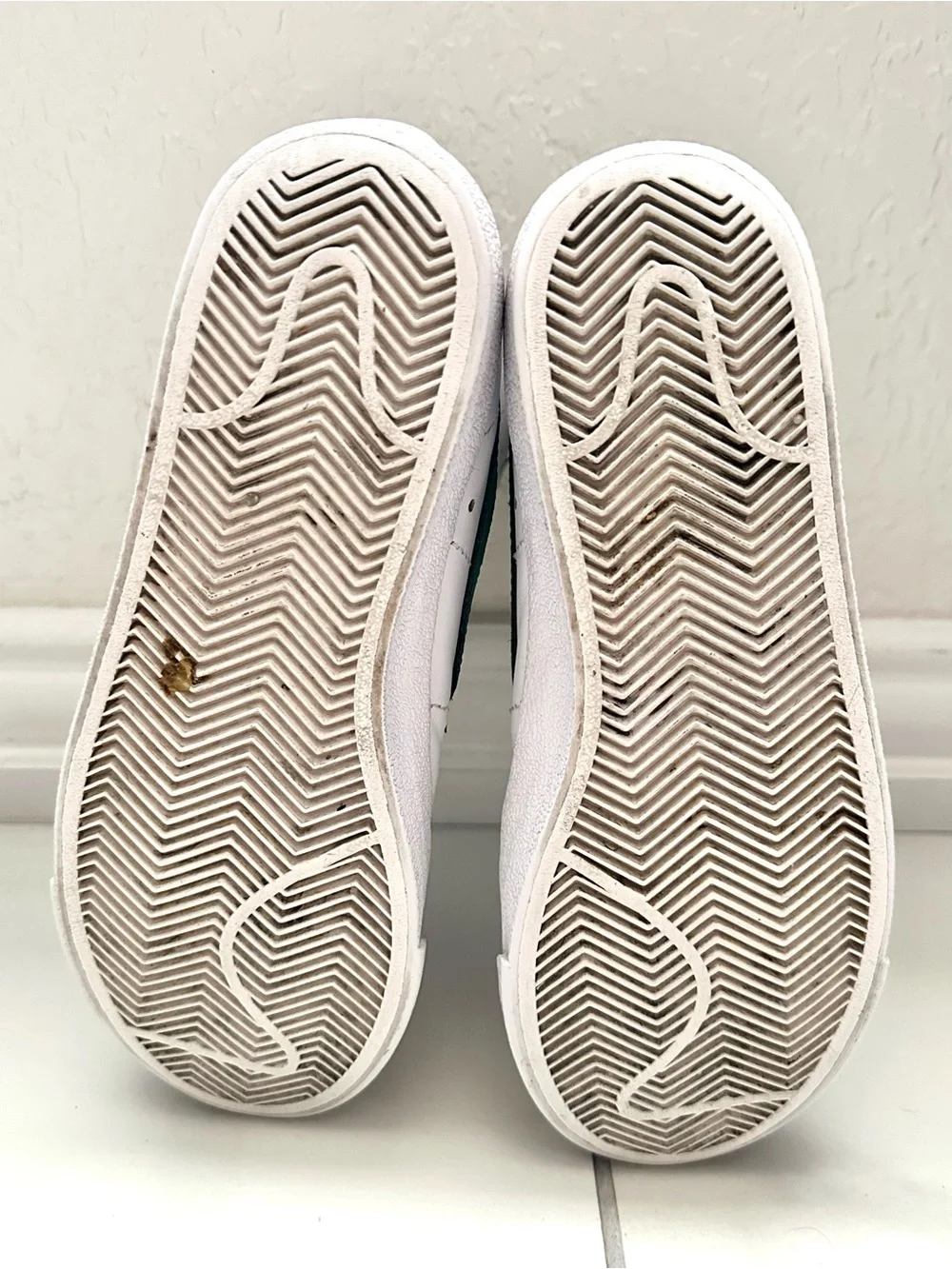 Nike •white leather