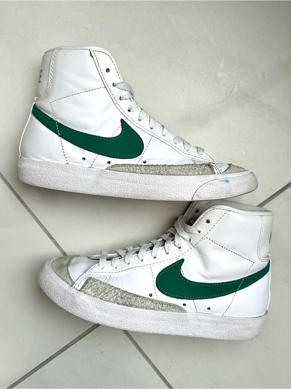 Nike •white leather