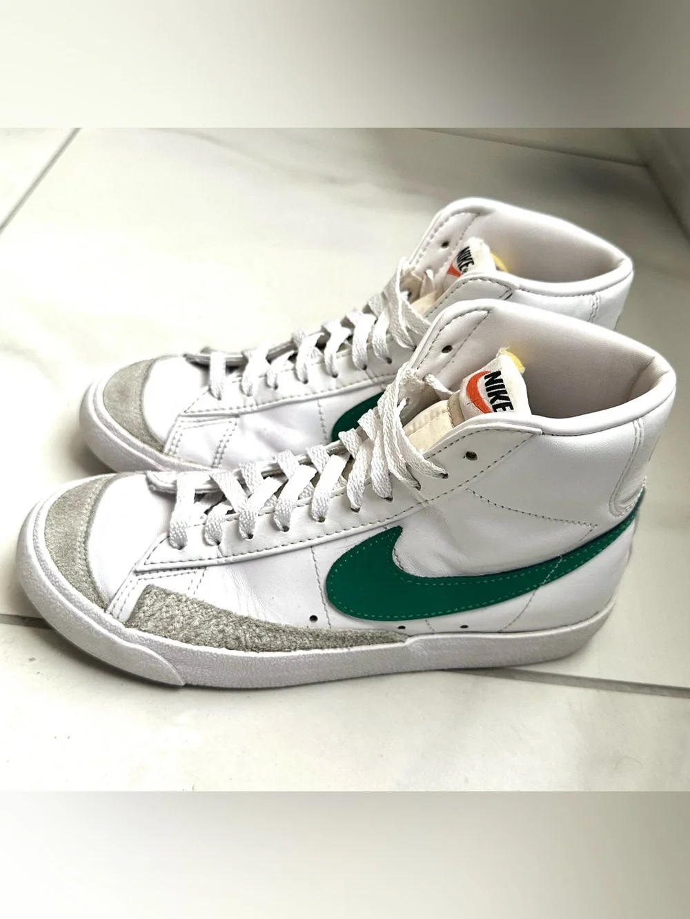 Nike •white leather