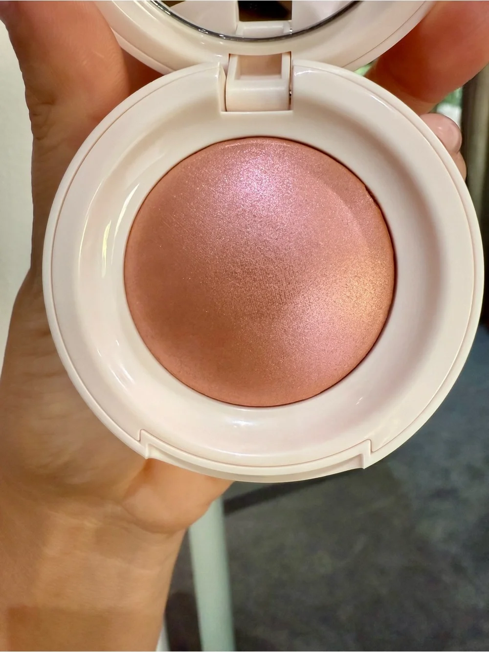 Rare Beauty compact setting