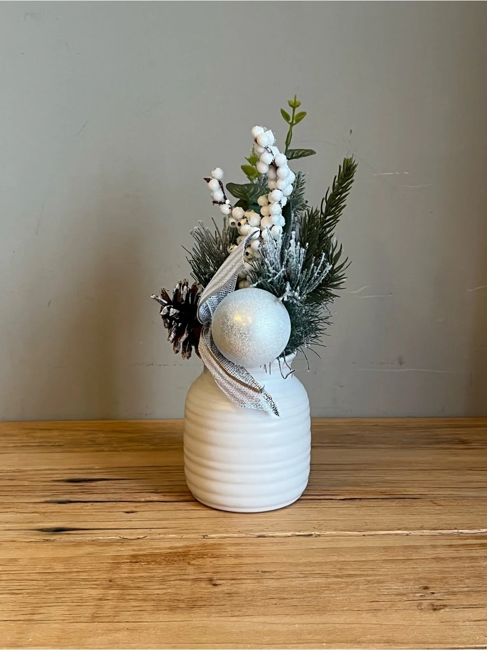 Source Unknown bow vase cream