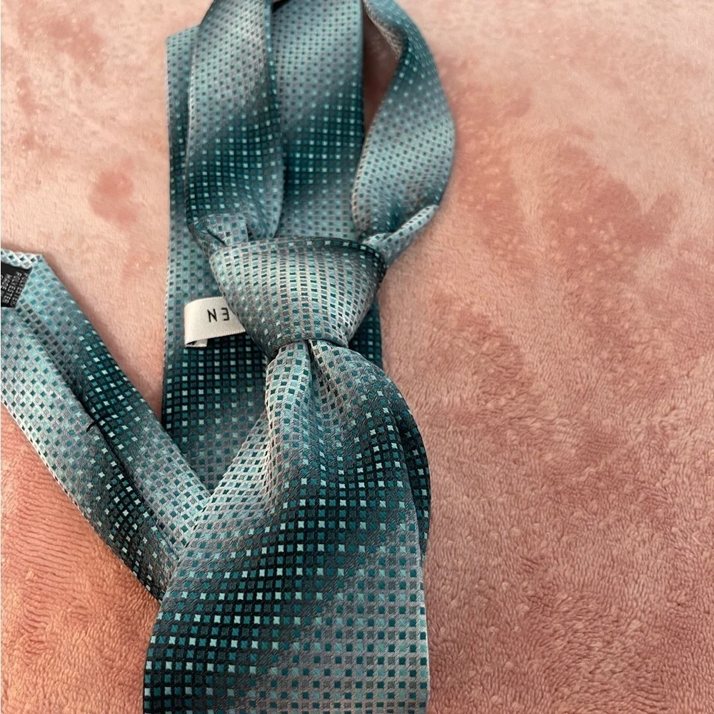Van Heusen Black and Gray Patterned Tie
