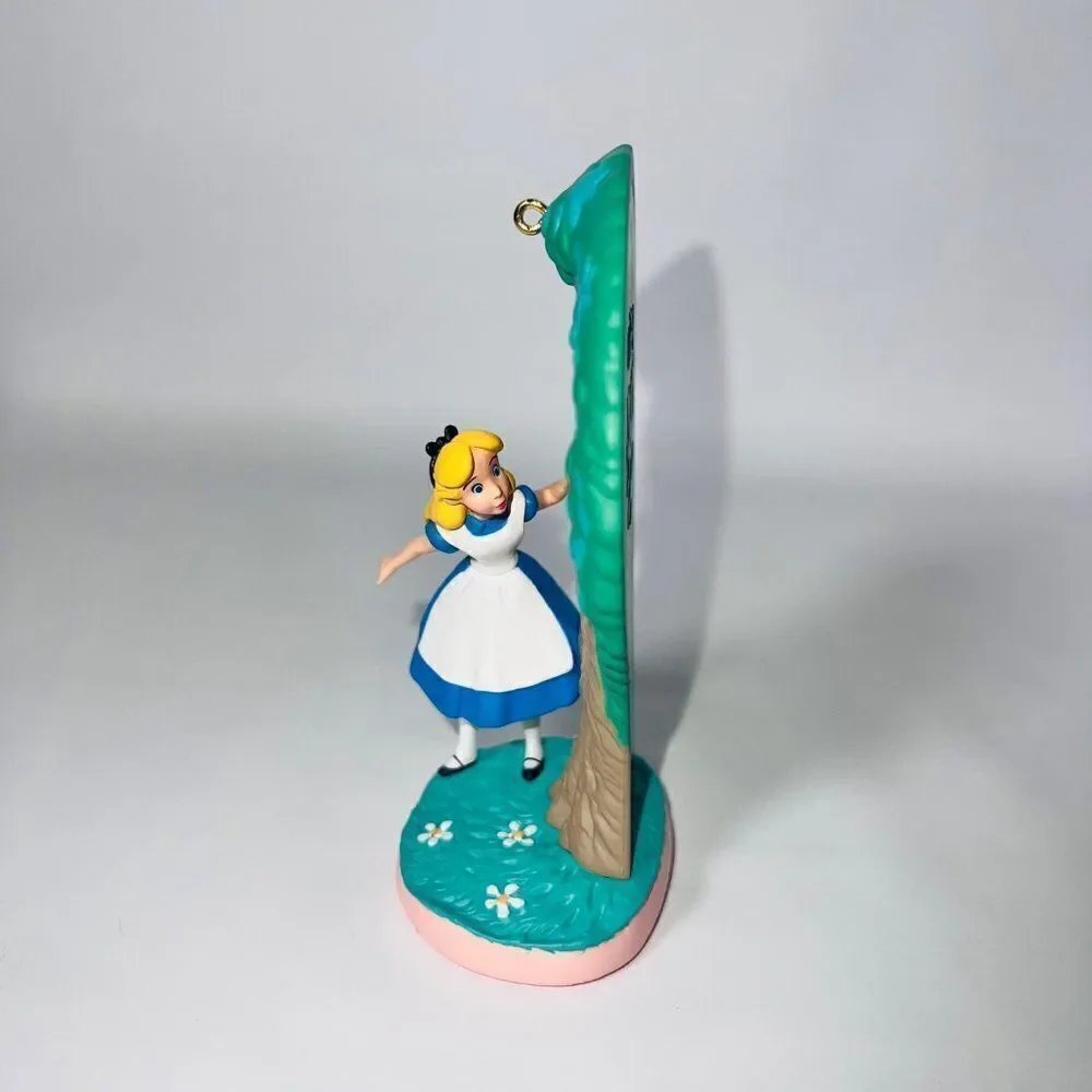 Hallmark Keepsake Ornament Disney Alice Meets the Cheshire Cat‎