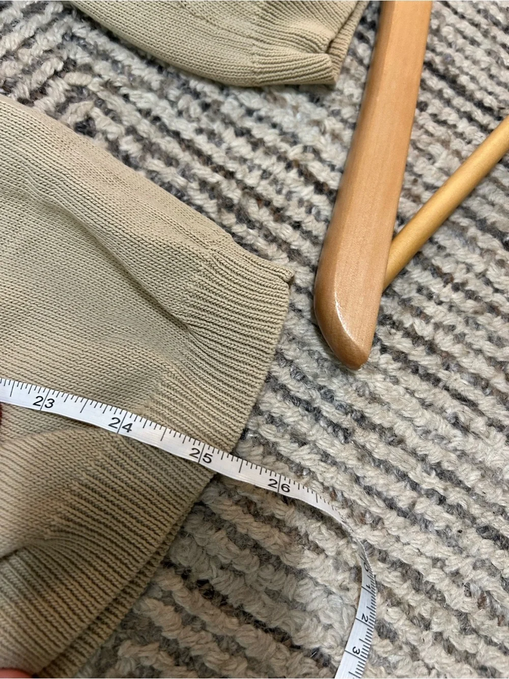 Banana Republic Men's V-Neck Sweater Size Medium Beige