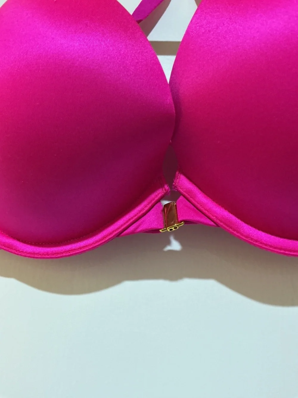 NWT Victoria’s Secret Hot Pink Push-up Front closure bra 32DD