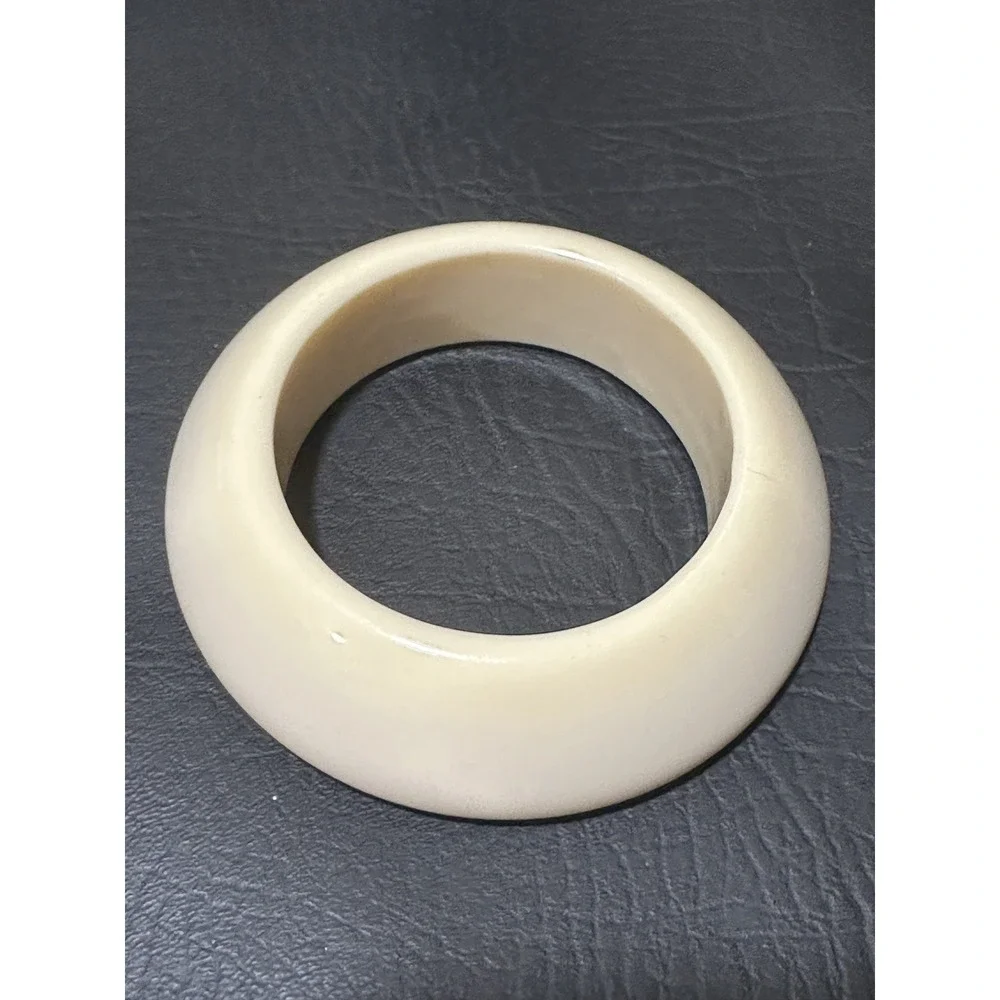 The Unbranded Brand vintage cream