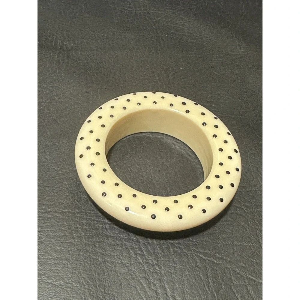 The Unbranded Brand vintage cream