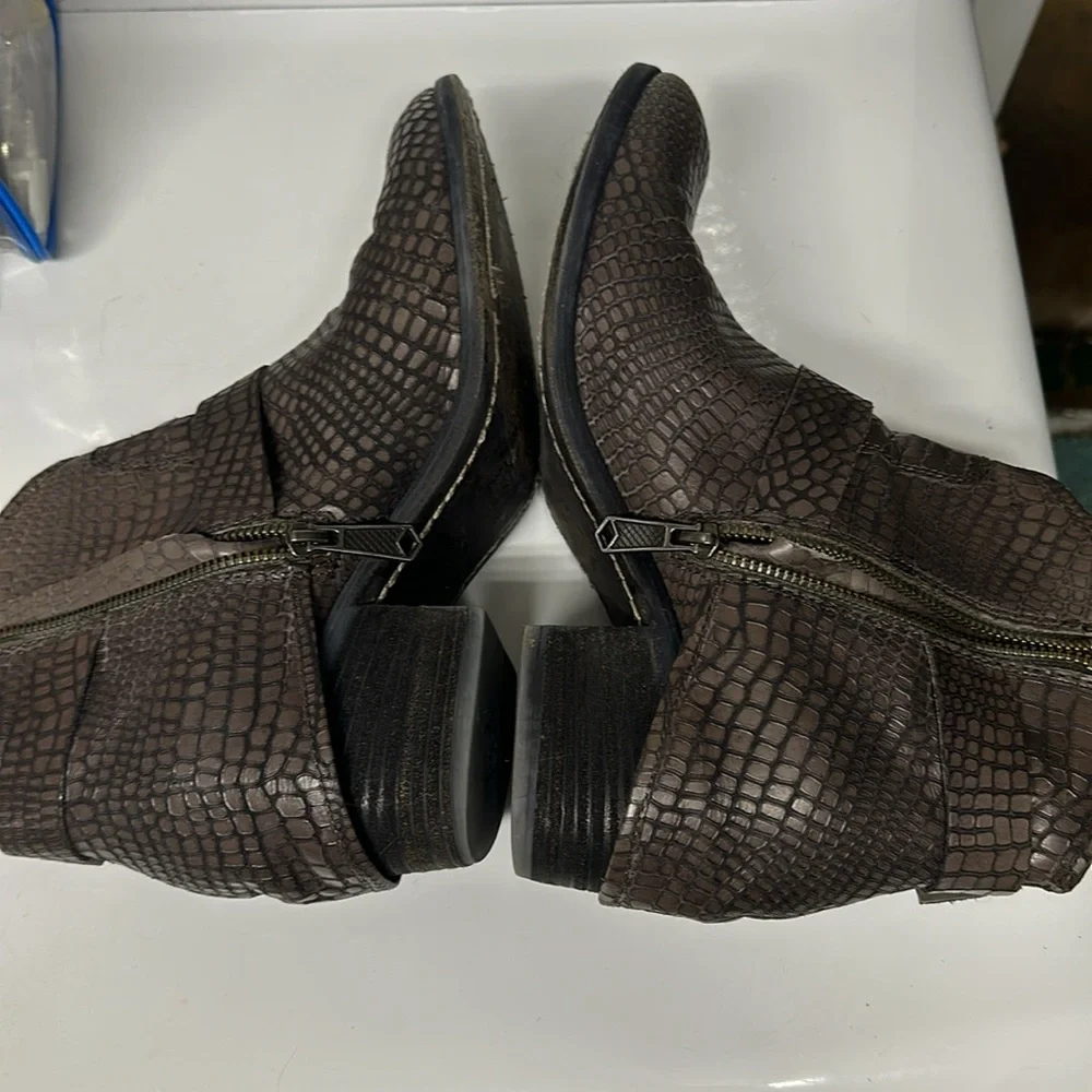 Donald J. Pliner stylish croc