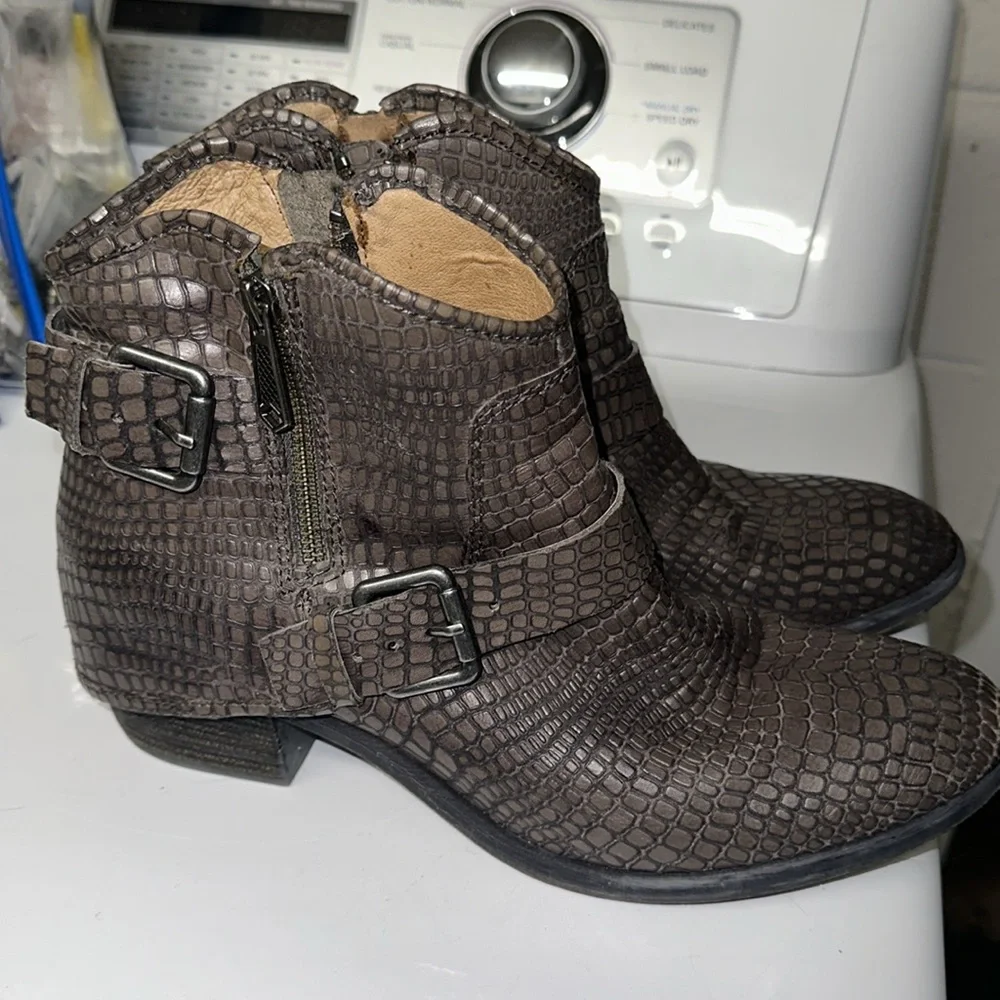 Donald J. Pliner stylish croc