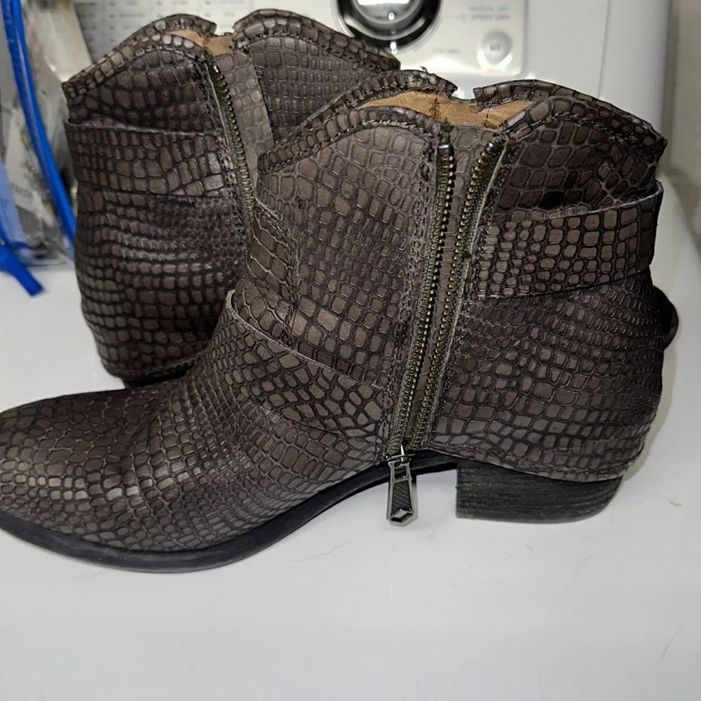 Donald J. Pliner stylish croc