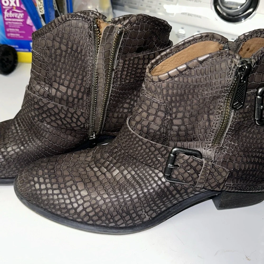 Donald J. Pliner stylish croc