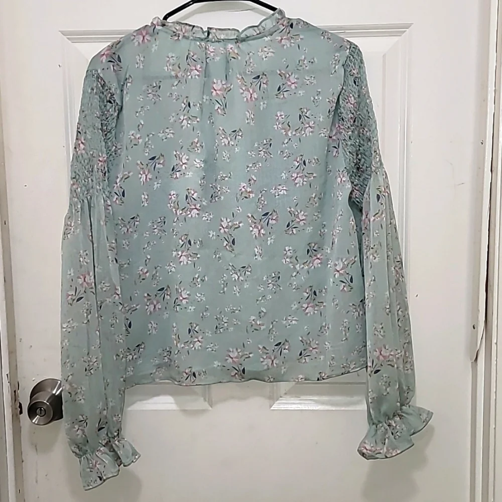 NWT CODE X MODE SHIRRED SLEEVE SAGE FLORAL PEASANT BLOUSE V NECK  SZ‎ L