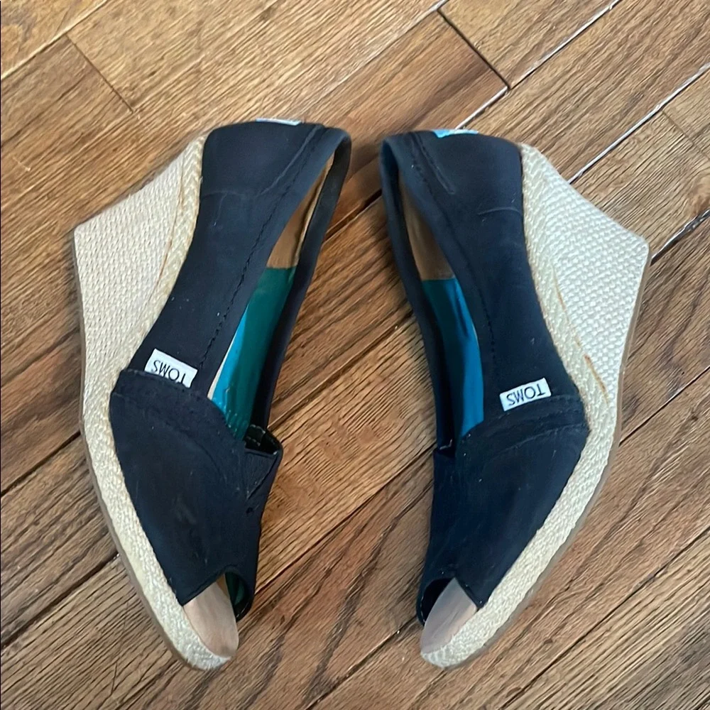 Toms step out