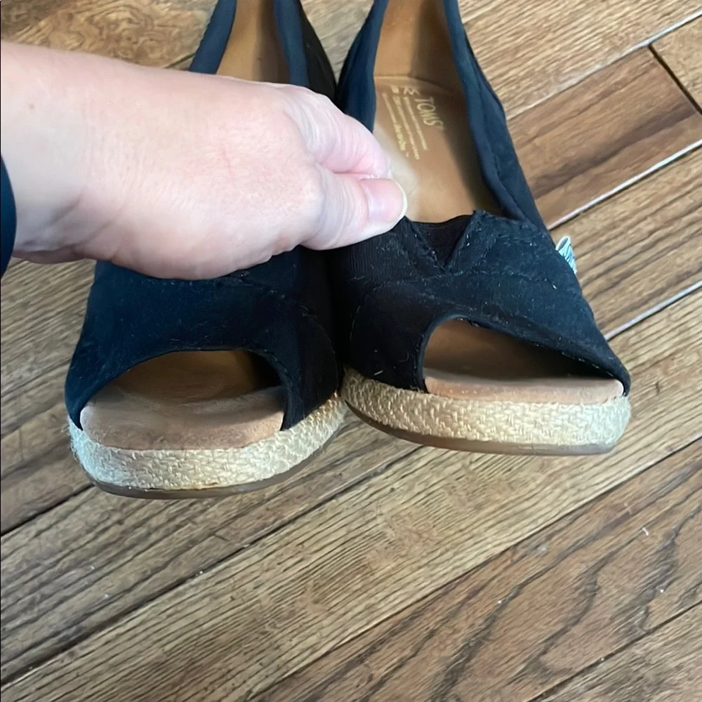 Toms step out