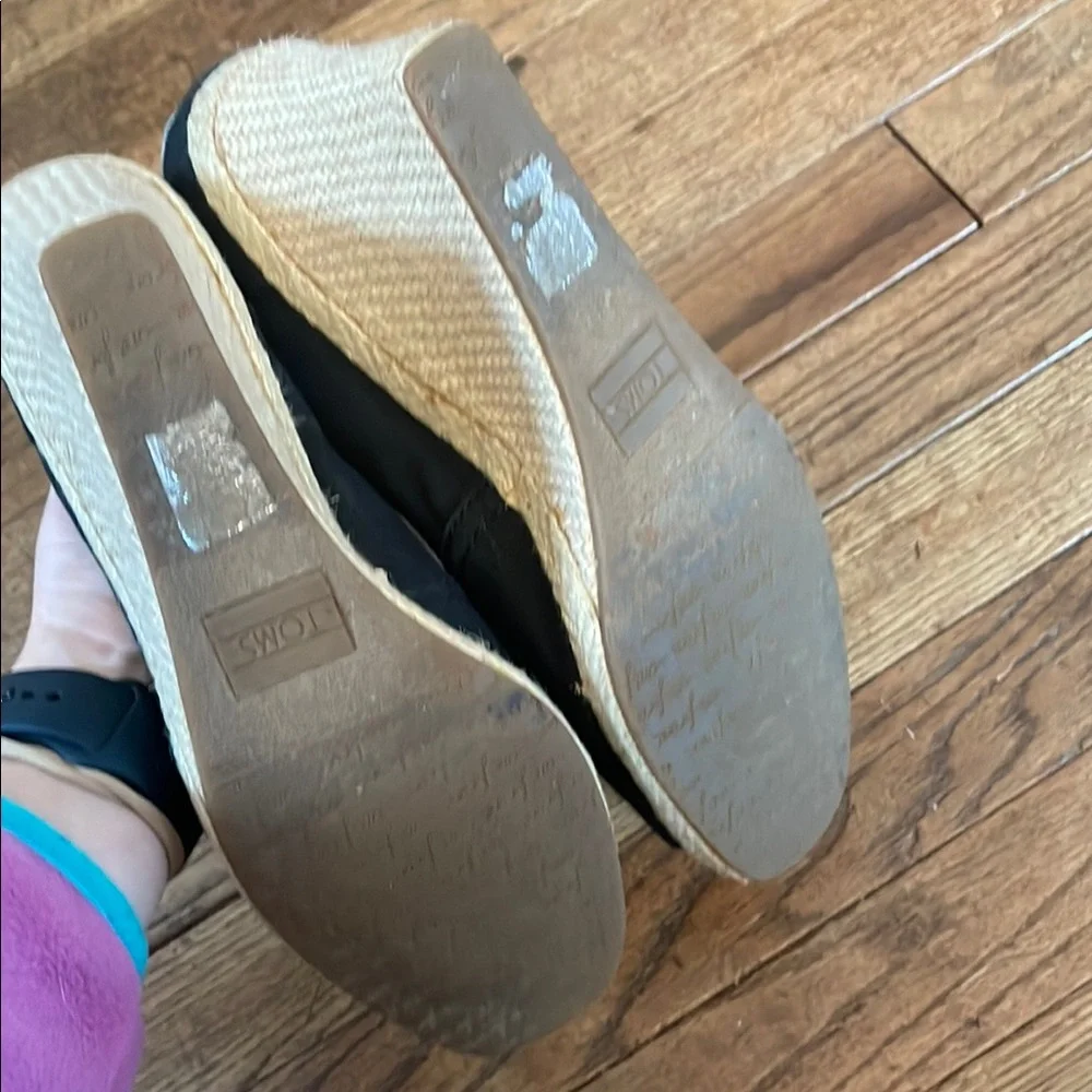 Toms step out