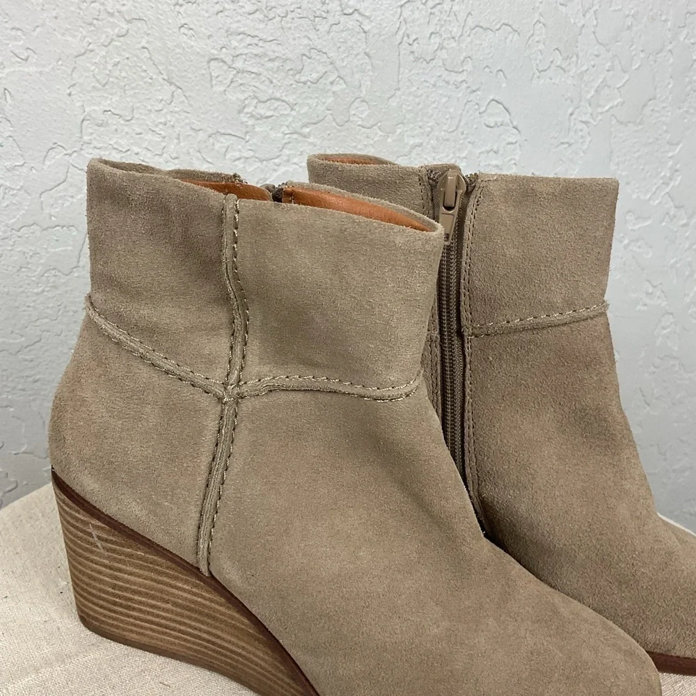 Women’s Luck Brand Zollini Split Suede Wedge Heel Ankle Boot Dune Color Size 7.5