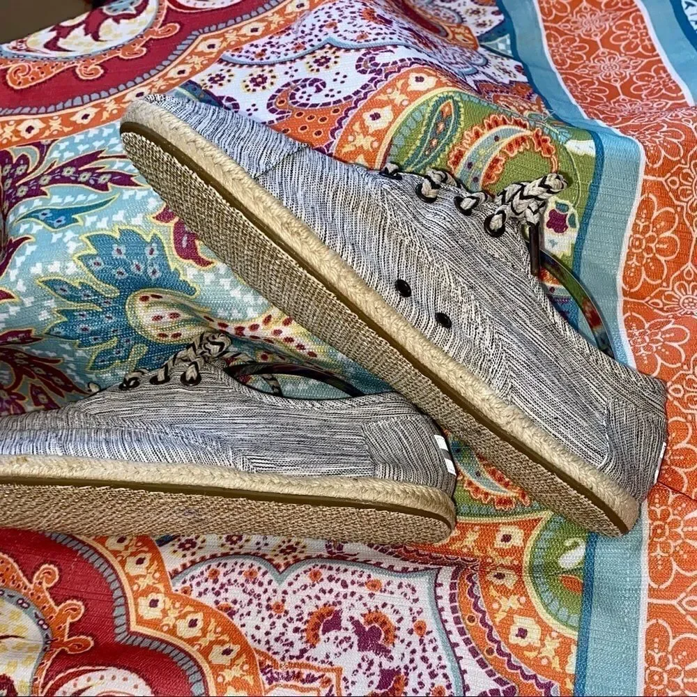 Toms tom’s white
